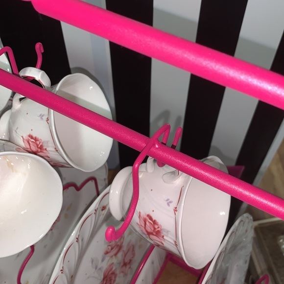 16 PC Vintage Dinner Plate /Mugs/Saucers Roses Floral & a Hot Pink Display Rack - Picture 15 of 17